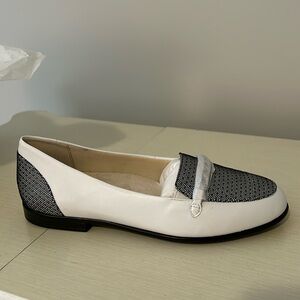 New in box Trotters white flats size 7.5 W